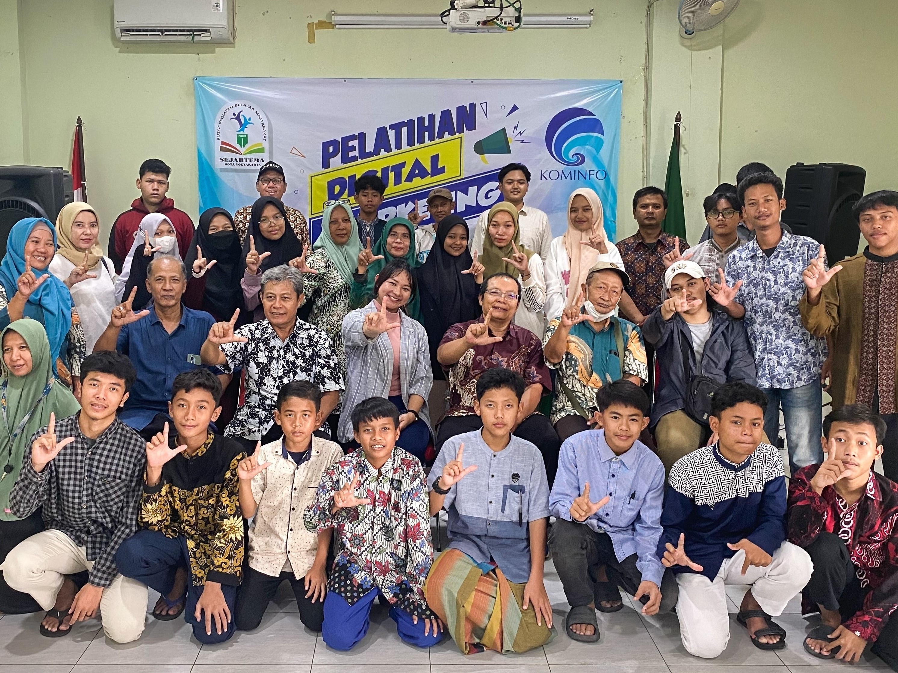 Pelatihan Penguatan Ekosistem Digital Untuk Kelompok Pusat Kegiatan Belajar Mengajar (PKBM) Sejahtera Kota Yogyakarta