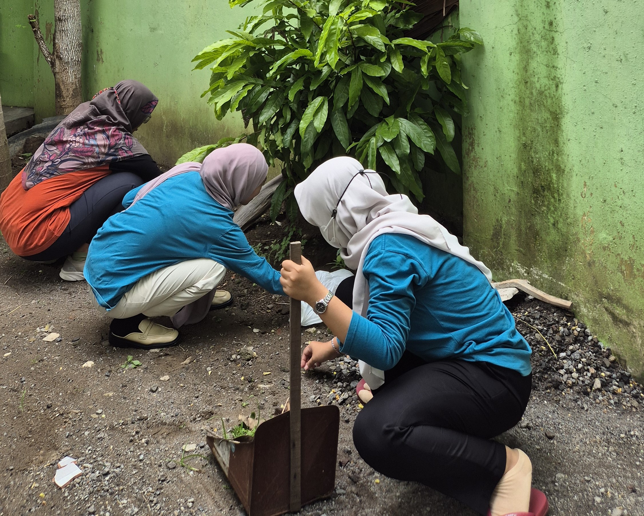 Kerja Bakti Serentak Karyawan Diskominfosan Peringati HKSN 2024